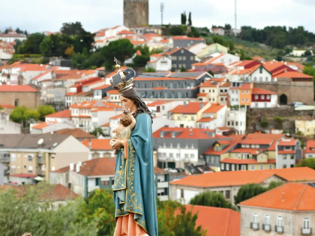 Imagem da Virgem com o Menino levada em procissão religiosa, festas e romarias transmontanas