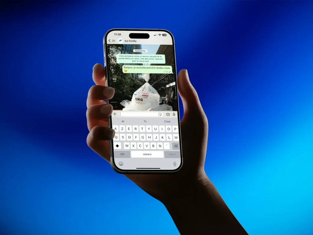 Mão a segurar smartphone com aplicação de mensagens aberta, automação de WhatsApp Business