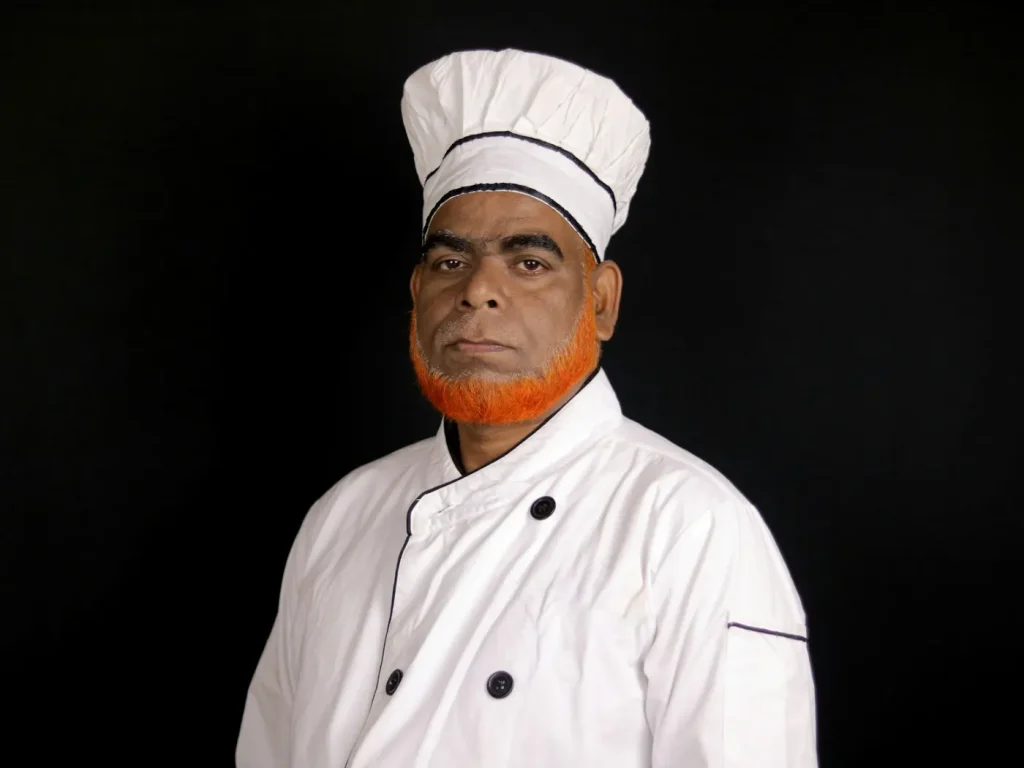 Cozinheiro com jaleca branca e chapéu de chef, bordados em fardas e batas de trabalho