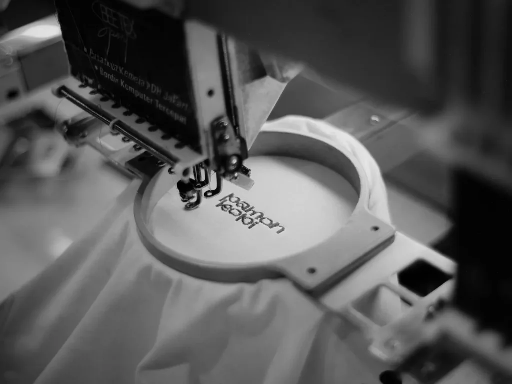Máquina de bordar a costurar um desenho em tecido, bordados personalizados em Bragança