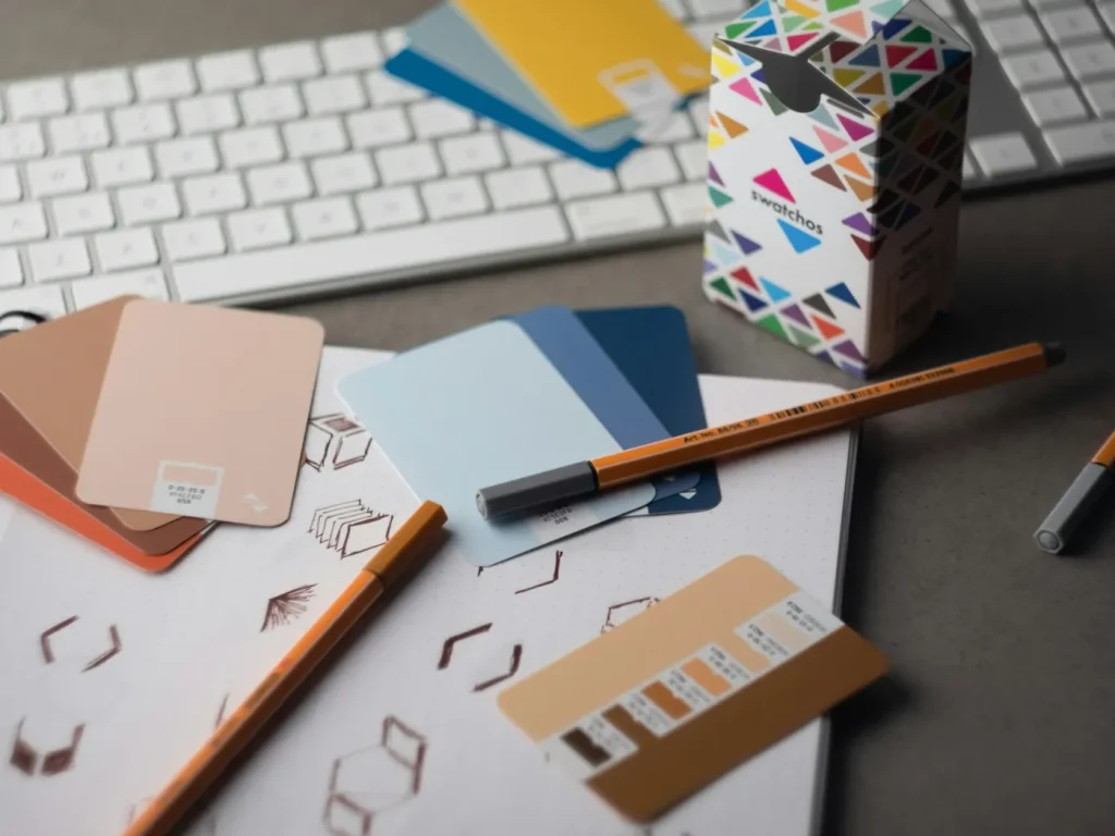 Secretária com teclado, lápis e amostras de cor para desenvolver uma marca, branding em Bragança