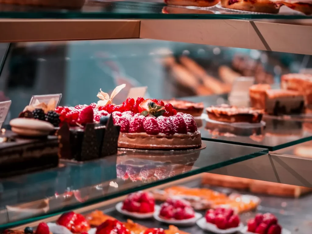 Vitrine de pastelaria com tartes de fruta e bolos de chocolate, pastelarias e padarias em Bragança