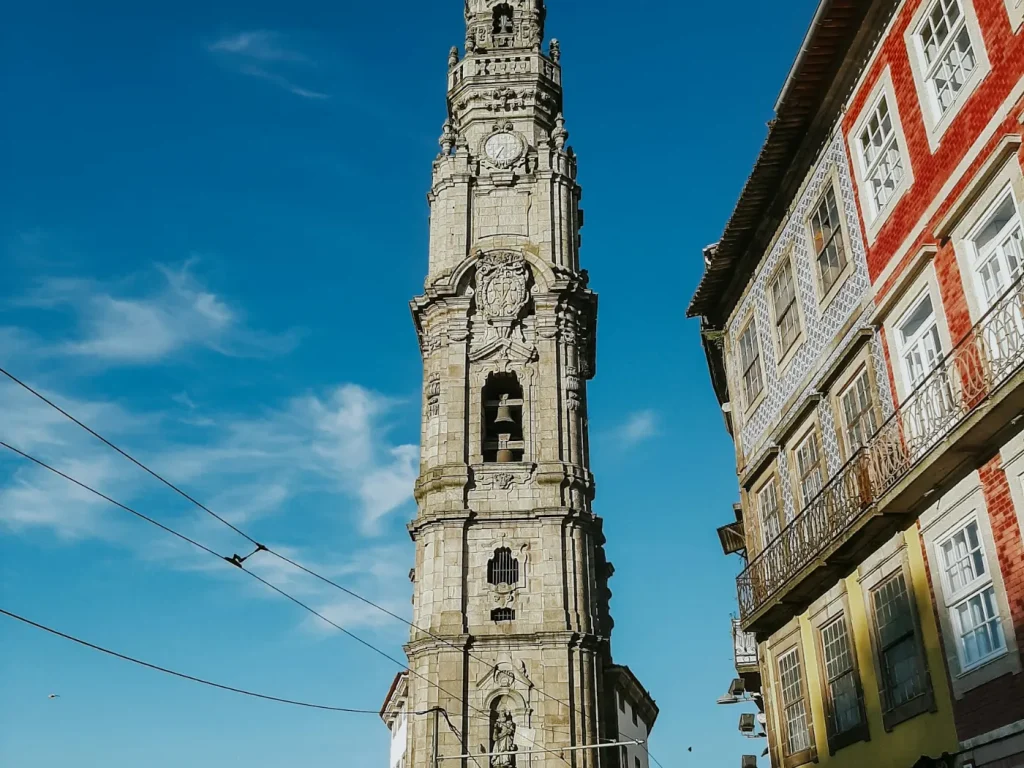 Edifício histórico sob céu azul, comunicação para câmaras municipais e juntas de freguesia