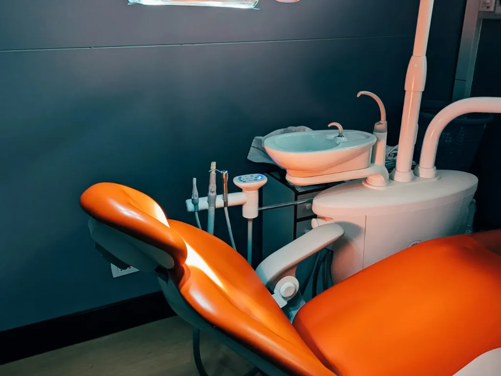 Cadeira de dentista num gabinete moderno, marketing digital para clínicas dentárias em Bragança