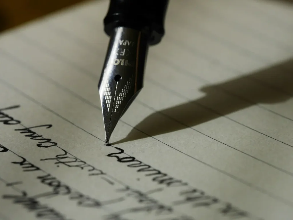 Caneta de tinta permanente sobre papel pautado, copywriting e textos persuasivos para empresas