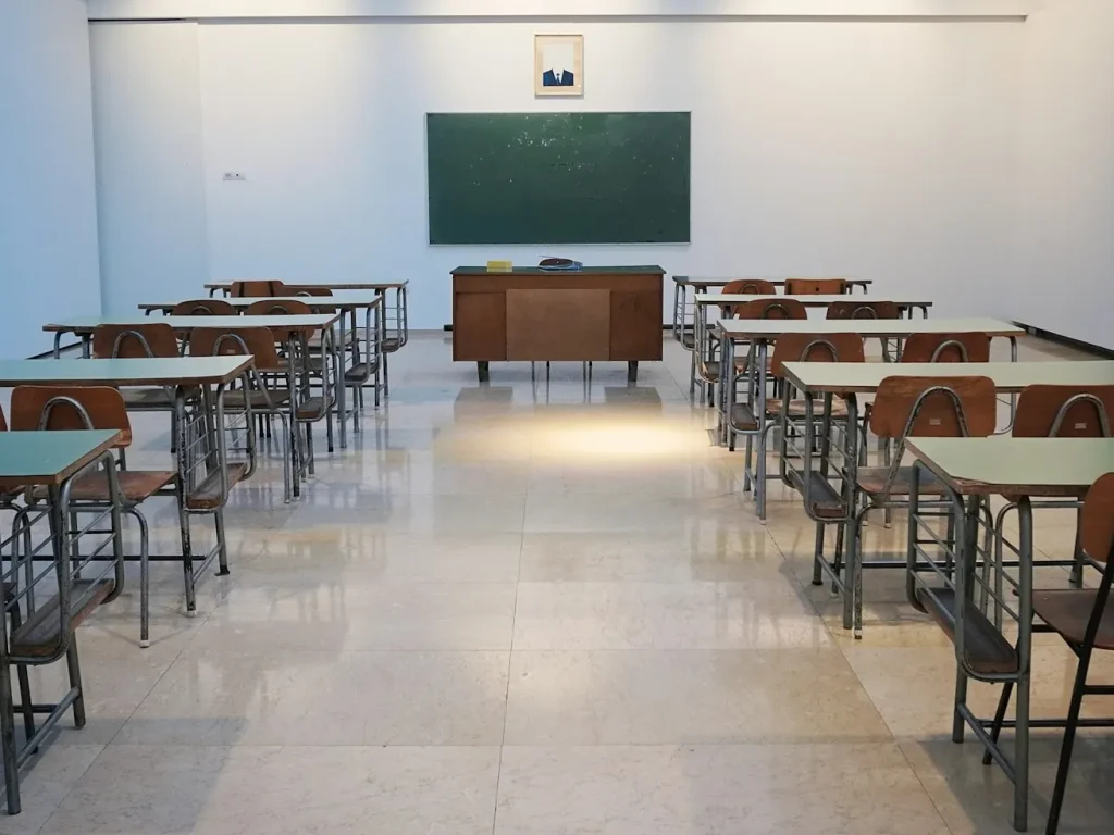 Sala de aula vazia com carteiras e quadro de giz, escolas, colégios e creches em Bragança