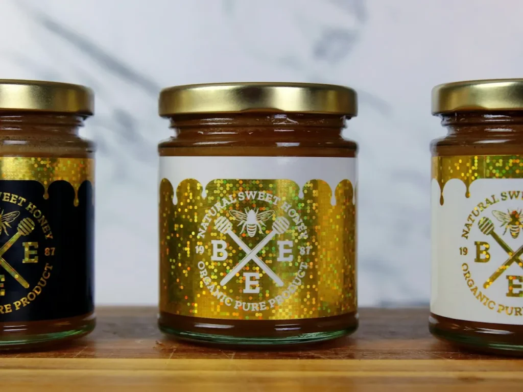 Conjunto de frascos com rótulos dourados personalizados, etiquetas e embalagens para produtos