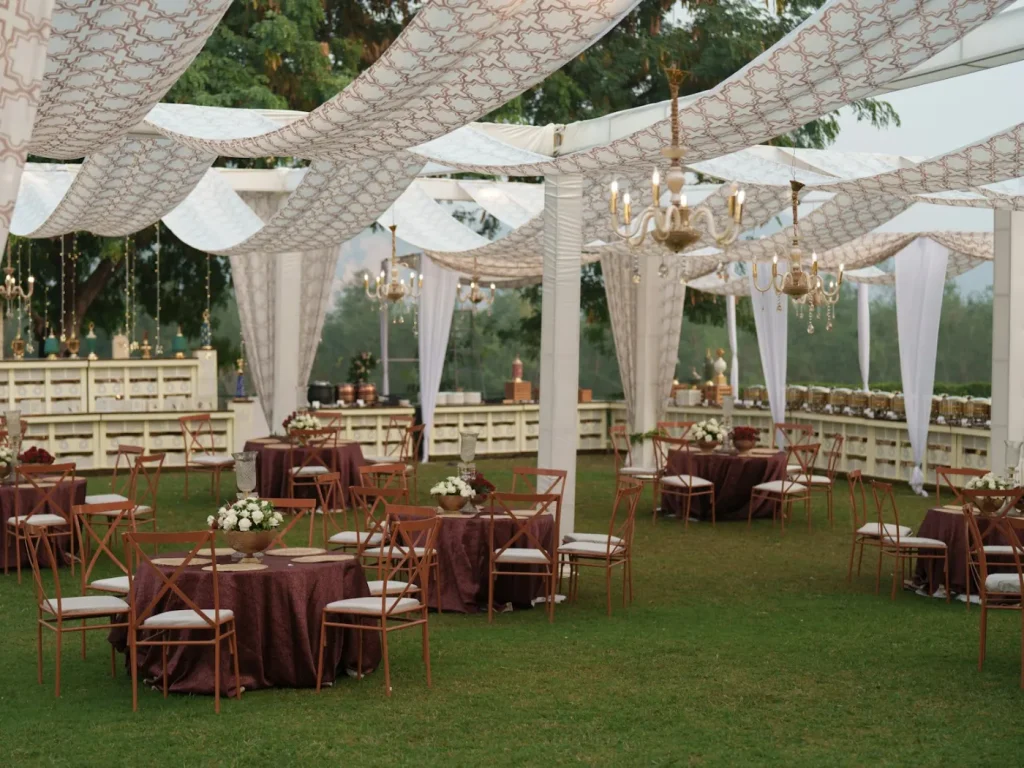 Copo-d’água de casamento ao ar livre com mesas e toldo, eventos e quintas em Trás-os-Montes