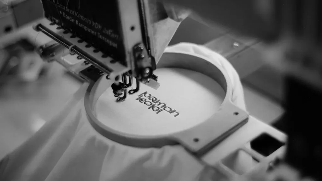 Máquina de bordar a coser um desenho em tecido, em grande plano