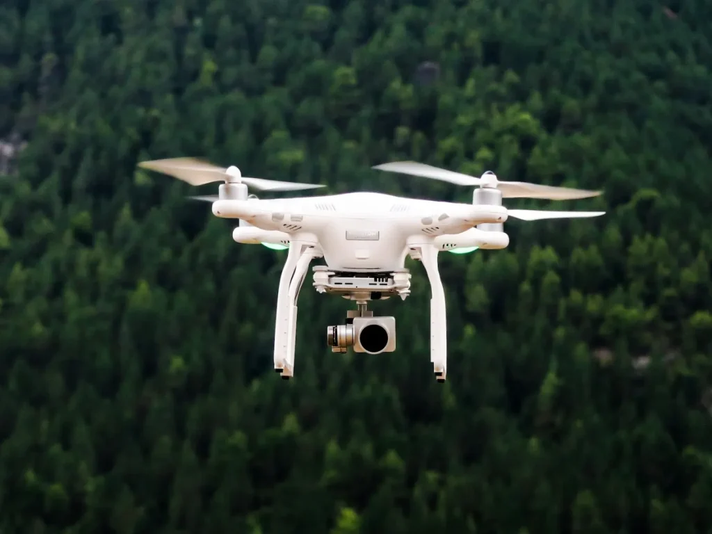 Drone em voo no céu para captação de imagens aéreas, filmagem com drone em Trás-os-Montes