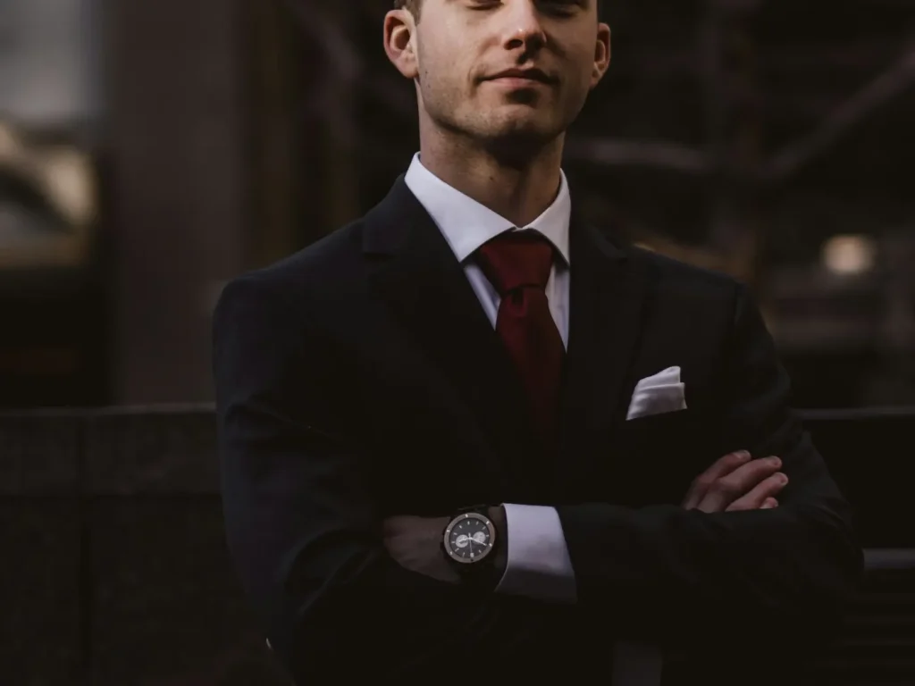 Retrato profissional de homem de fato escuro, fotografia corporativa e retratos para empresas