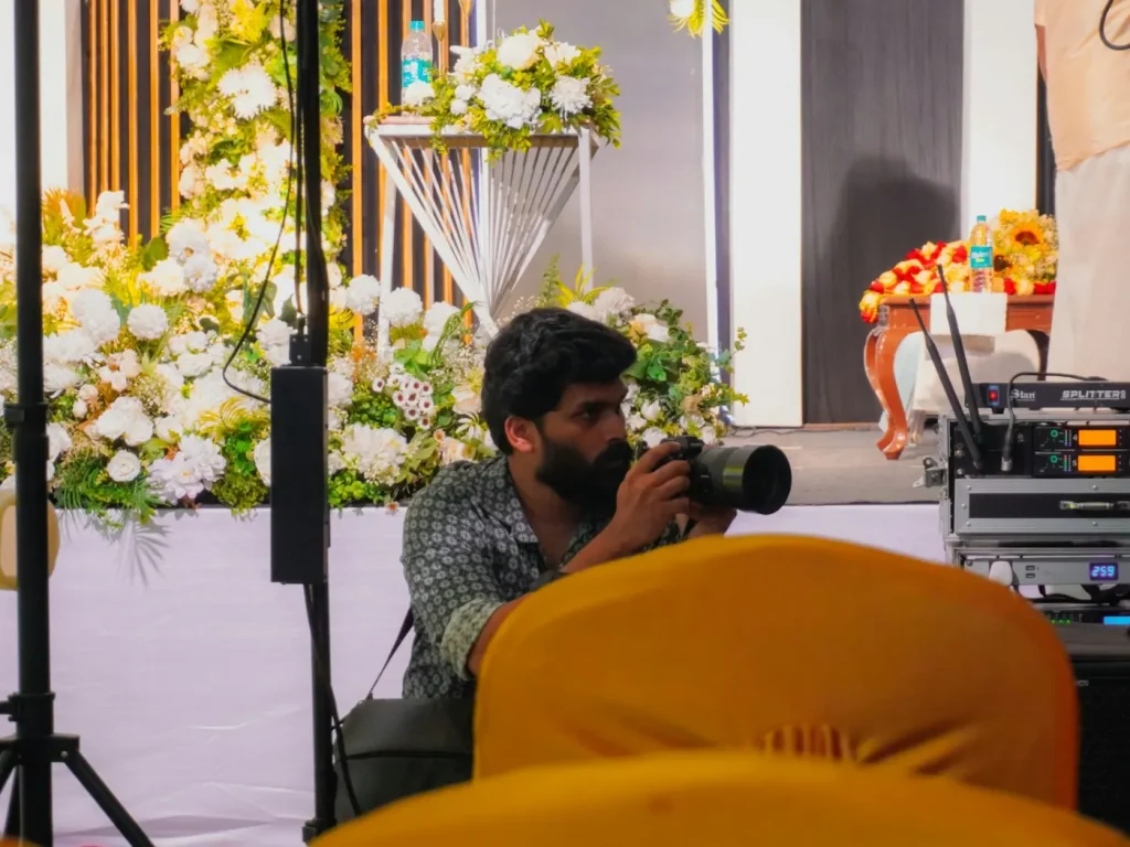 Fotógrafo com câmara regista a decoração de um evento, fotografia de eventos em Bragança