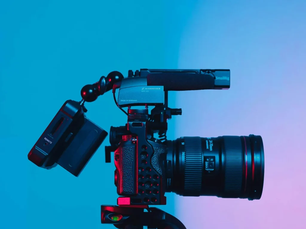 Câmara profissional com objetiva zoom e microfone num tripé, fotografia e vídeo em Bragança
