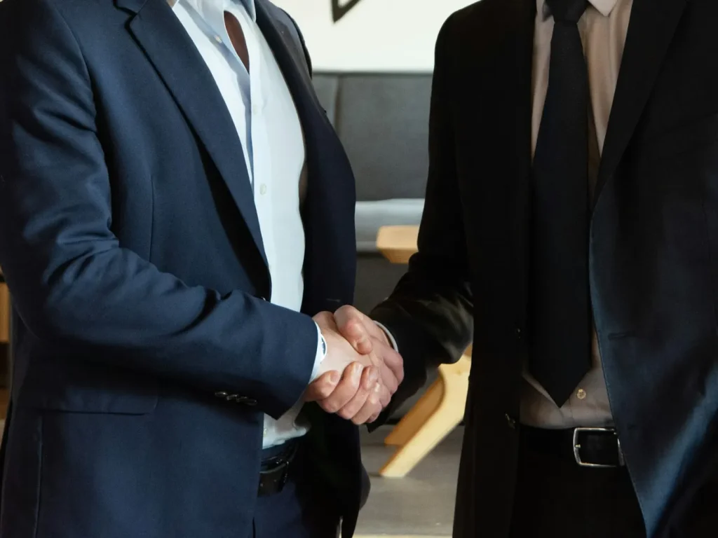 Dois profissionais a apertar a mão após acordo de negócio, LinkedIn para empresas