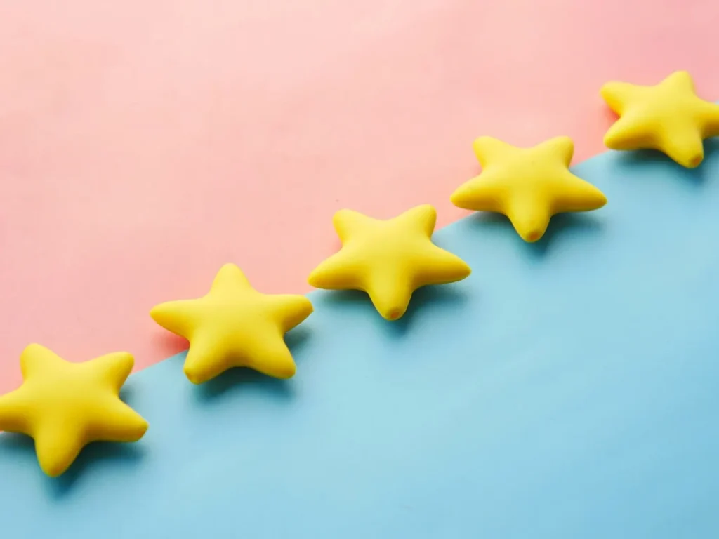 Fila de estrelas amarelas que simbolizam avaliações de clientes, gestão de reputação online