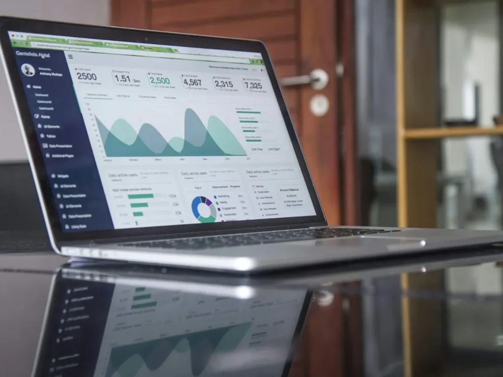 Portátil com gráficos de resultados numa mesa, campanhas Google Ads para empresas em Bragança