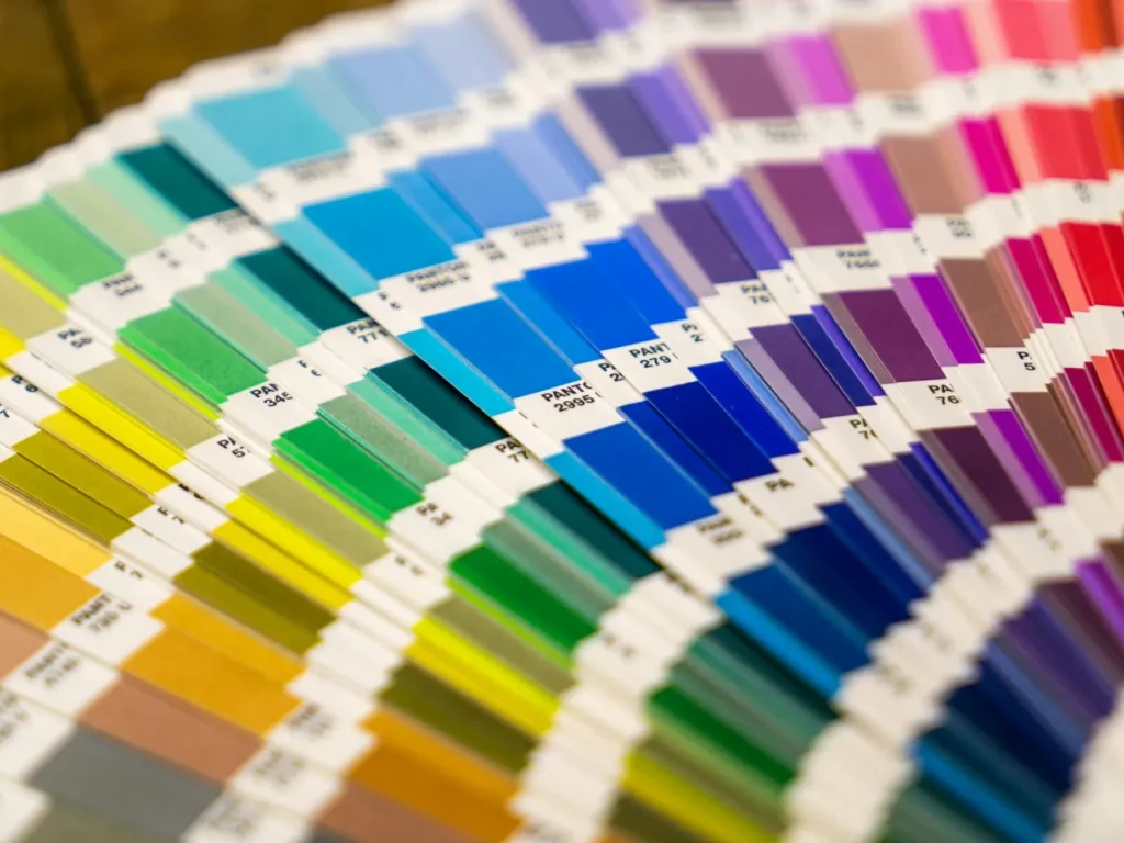 Leque de amostras de papel colorido dispostas em espectro, identidade visual para marcas
