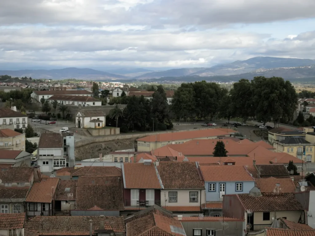 Casario rural rodeado de árvores no Norte de Portugal, marketing digital em Chaves