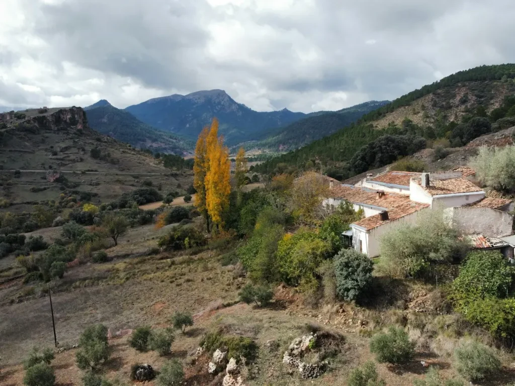 Casa isolada numa colina com montanhas ao fundo, marketing digital em Macedo de Cavaleiros