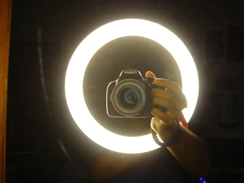 Criadora de conteúdo com câmara diante de um anel de luz, marketing de influência
