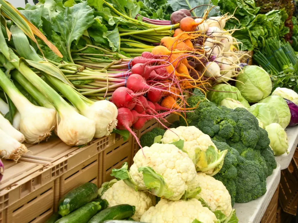 Couve-flor, brócolos, rabanetes e cebolas numa banca de mercado, produtores regionais transmontanos