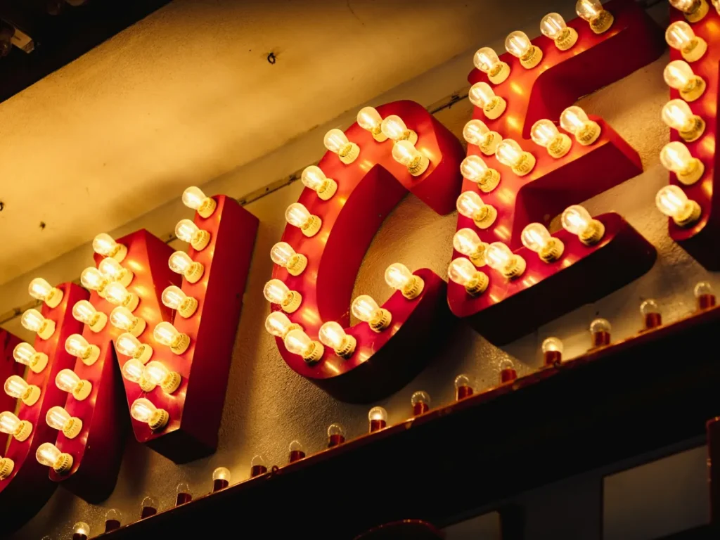 Pormenor de reclamo luminoso vintage com lâmpadas acesas, reclamos luminosos e letras 3D