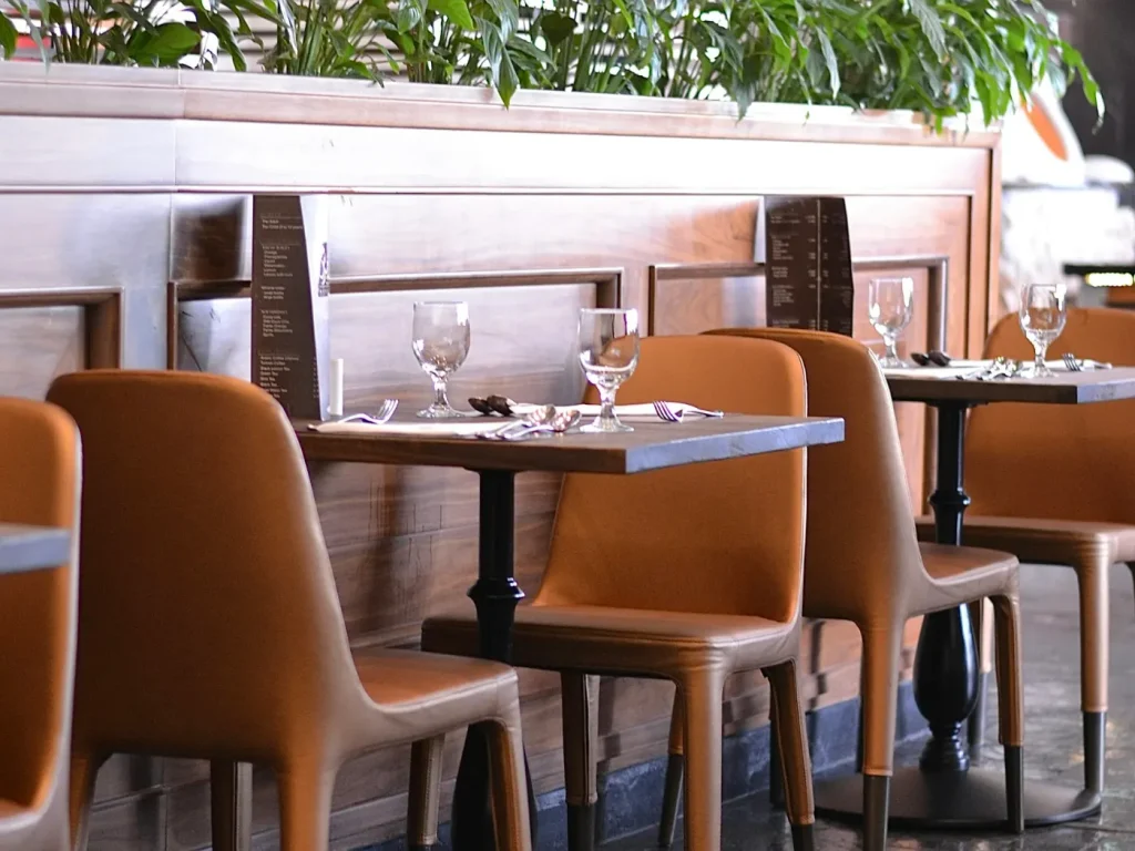 Mesas de restaurante postas e prontas para o serviço, marketing para restauração em Trás-os-Montes