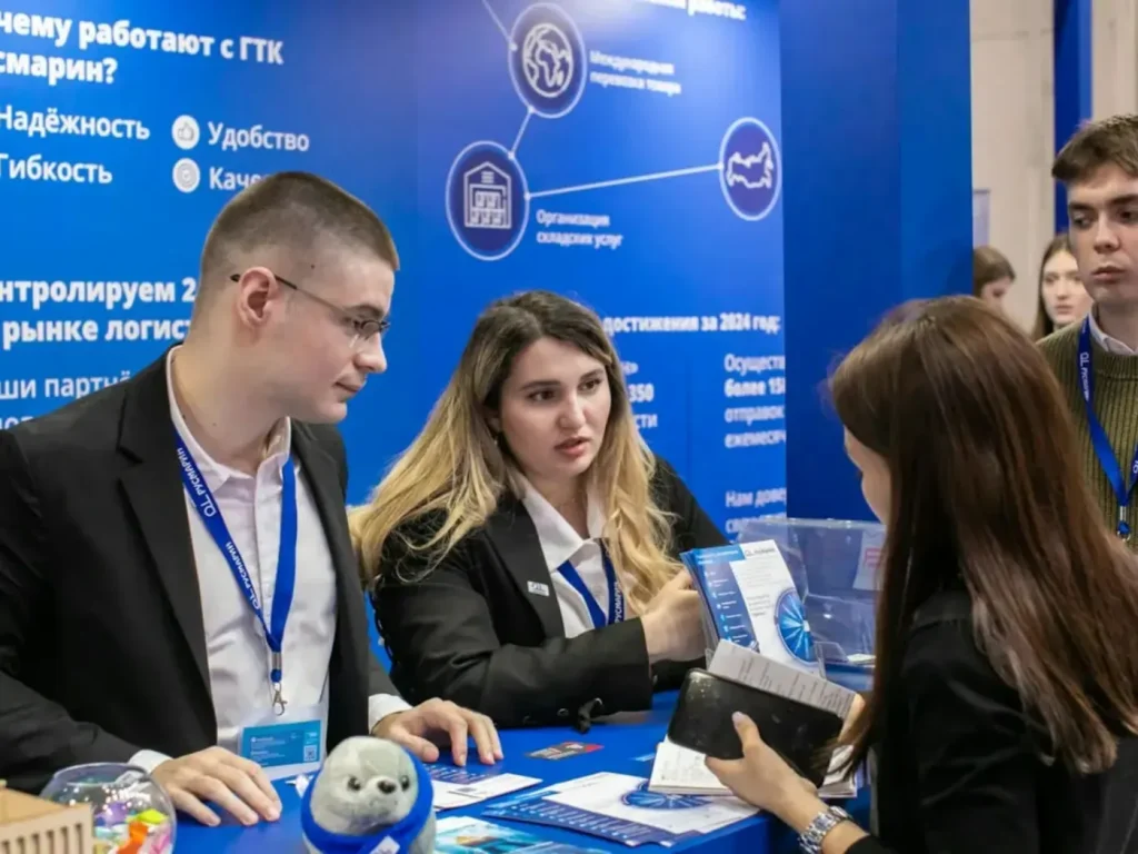 Visitantes junto a um stand numa feira empresarial, roll-ups e expositores para eventos