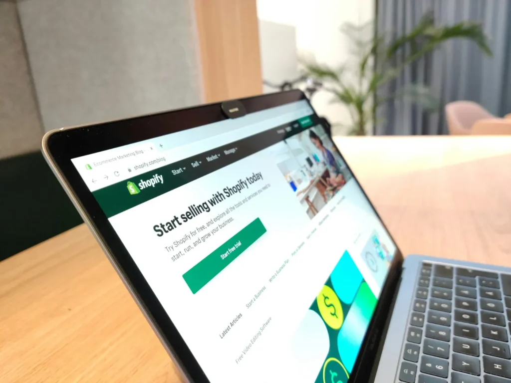 Ecrã de portátil com website institucional aberto num escritório, sites institucionais em Bragança