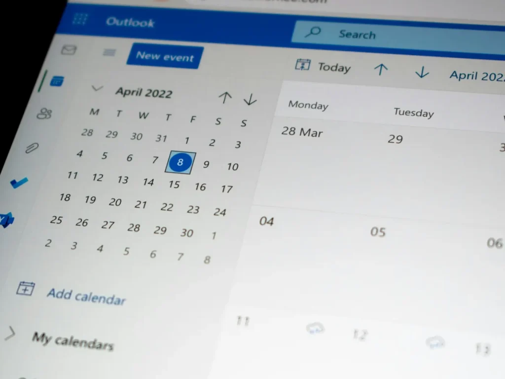 Ecrã de computador com calendário de marcações aberto, sites com reservas e marcações