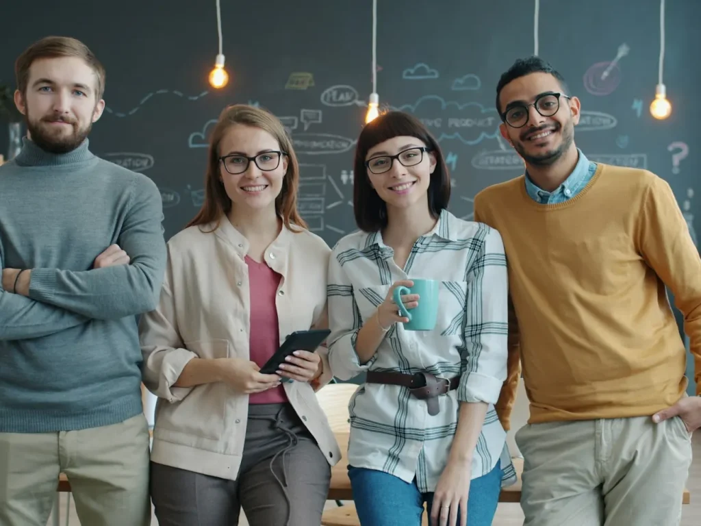 Equipa sorridente num escritório moderno, agência criativa Bragança Digital em Trás-os-Montes