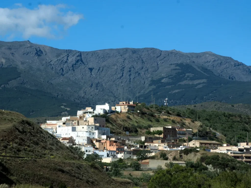 Aldeia de montanha numa encosta sob céu azul, marketing digital para empresas de Trás-os-Montes