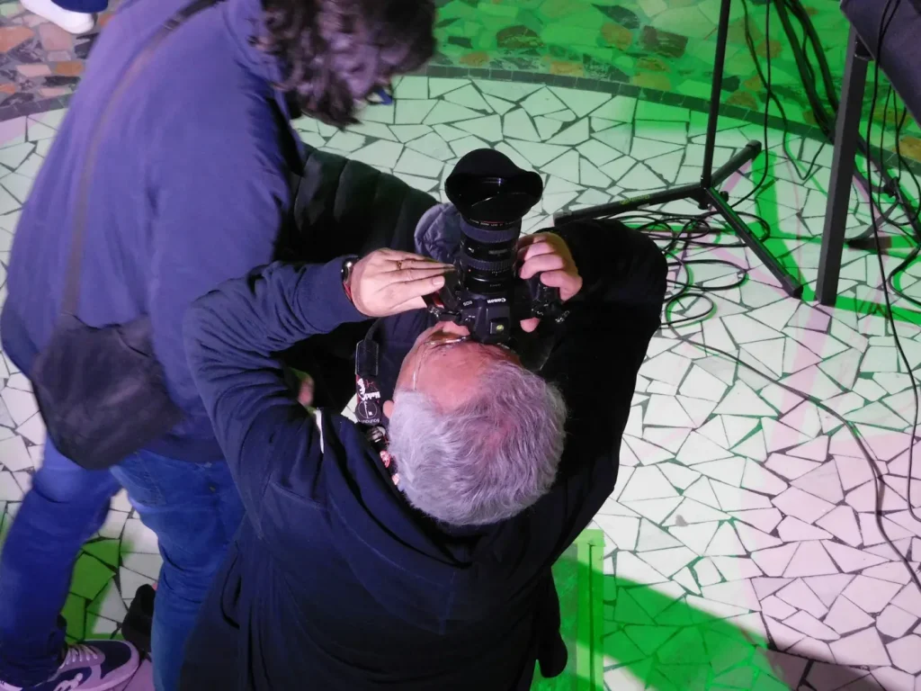 Duas pessoas com câmara de vídeo a filmar um evento, vídeo de eventos e aftermovies
