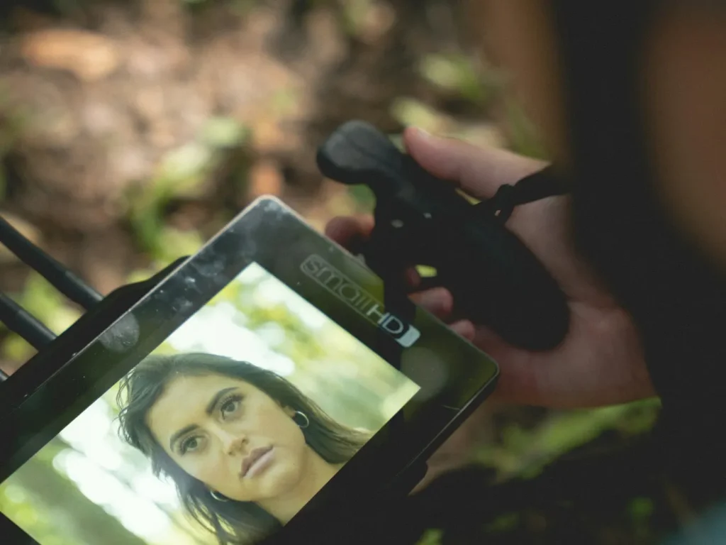 Mão segura smartphone a gravar vídeo vertical, produção de reels para redes sociais