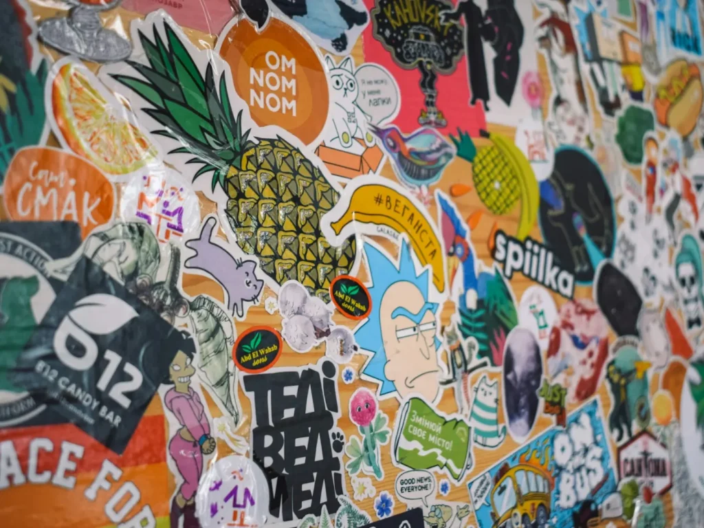 Coleção de autocolantes coloridos com vários formatos e desenhos, vinil e autocolantes personalizados