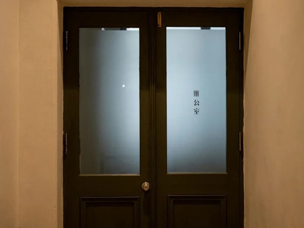 Portas duplas escuras com painéis de vidro fosco, vinil fosco para privacidade em escritórios