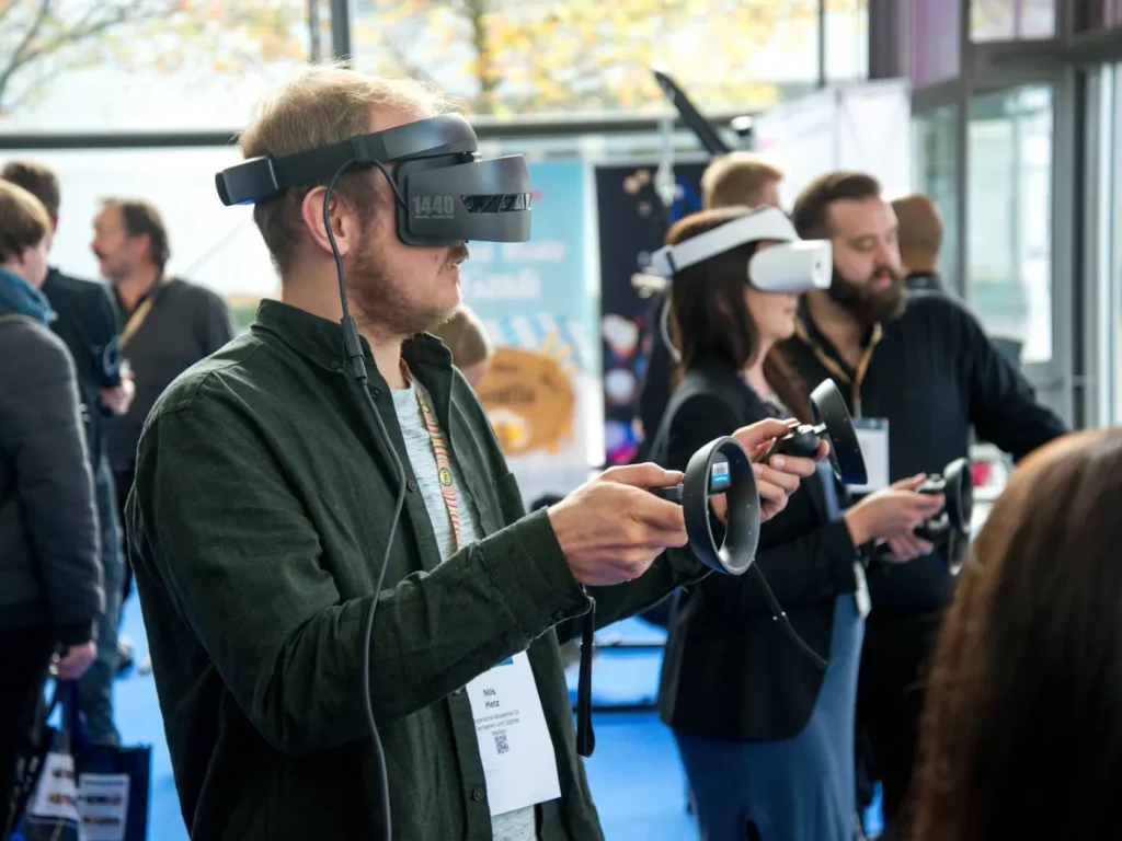 Pessoa com óculos de realidade virtual dentro de uma sala, visitas virtuais 360 para espaços
