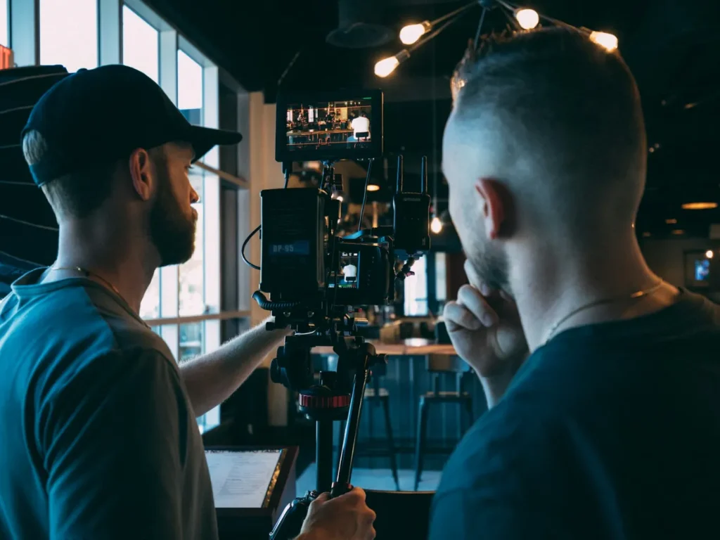 Homem a gravar vídeo com câmara profissional, anúncios em vídeo para YouTube